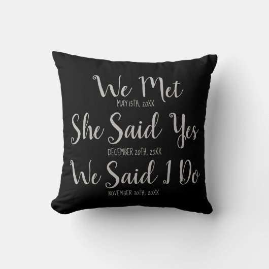 Custom New Weds Wedding Date Black and Gray Thro Kissen (Vorderseite)