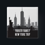Custom New York Trip Skyline Statue of Liberty Button<br><div class="desc">Passen Sie diese schicken New Yorker Urlaubsknöpfe an,  um Ihre Familienreise zum großen Apfel zu verbringen. Dieser moderne Sake besticht durch ein großartiges Schwarz-Weiß-zeichn der Skyline von Manhattan und der Freiheitsstatue oberhalb Ihres personalisierten Textes. Coole Wolkenkratzer sorgen für Andenken.</div>