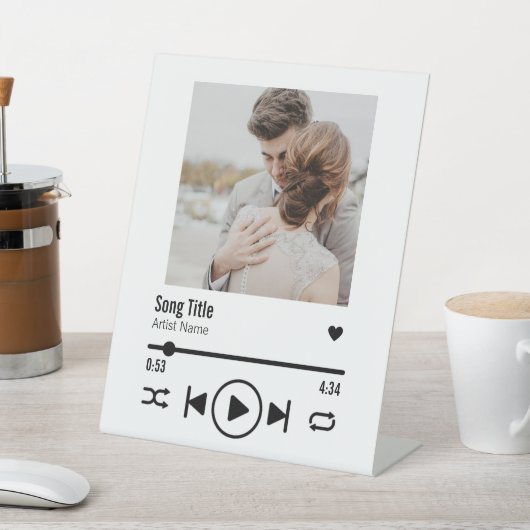 Custom Newlyed Foto Song Playlist Sockelschild (In SItu)