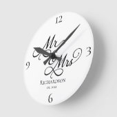 Custom Newlywed Couple Mr. and Mrs. Clock Runde Wanduhr (Winkel)