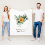 Custom Newlywings Rustic Sunflowers Eucalyptus Lea Fleecedecke<br><div class="desc">Fügen Sie Ihren eigenen Text,  wie gewünscht,  um diese atemberaubende Aquarellbilder von Sonnenblumen,  Eukalyptus-Blätter und Grünpflanzen zu personalisieren. Ideal für Hochzeitsgeschenke,  Brautparty,  Brautjungfrau,  Trauzeugin,  Blume,  Braut oder Bräutigam. Bearbeiten Sie den Text in Anzug.</div>
