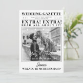 Custom Newspaper Foto Einzigartige Bridesmaid Vors Einladung (Stehend Vorderseite)
