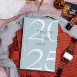 Custom Niedlich Blue Minimal 2025 Calendar Planner Planer<br><div class="desc">Bleibe im Stil mit diesem eleganten Zazzle-Planer 2025. Mit einem modernen, minimalistischen Design in sanften, erdigen Tönen und einem kühnen "2025" auf dem Cover ist dieser Planer der ideale behalt für den Tagesablauf, die Ziele und wichtige Events. Die schlanke Spiralbindung sorgt für eine einfache Bedienung, während die anpassbare Option es...</div>
