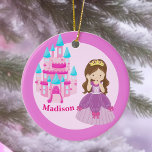 Custom Niedlich Princess Girl Keramik Ornament<br><div class="desc">Ein hübsches personalisiertes Weihnachtsschmuck der Prinzessin mit einem hübschen kleinen Mädchen in einem Queen-Ball-Gewand mit rosa Bögen,  die vor einer rosa und eisblauen Burg stehend sind. Ein niedliches Geschenk für ein kleines Mädchen während der Ferienzeit. Fügen Sie den Namen Ihres Kindes unter den Schlossschritten hinzu.</div>