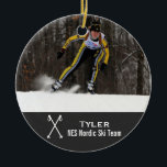 Custom Nordic Cross Country Ski Foto Collage Keramikornament<br><div class="desc">Dieses nordische Skilanglauf-Foto-Collage-Design beinhaltet Ihr Foto(e) und 2 Textzeilen - fügen Sie den Namen Ihres Skiteams und/oder Skifahrers hinzu. Die Skistöcke mit Kreuzung vervollständigen das Design. Ideal für ein "All-Team" Ende der Saison Geschenk oder Coach/Skilehrer. Ändern Sie die Hintergrundfarbe, um Ihren Ski-Team oder Schulfarben anzupassen - klicken Sie einfach auf...</div>