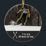 Custom Nordic Cross Country Ski Foto Collage Keramikornament<br><div class="desc">Dieses nordische Skilanglauf-Foto-Collage-Design beinhaltet Ihr Foto(e) und 2 Textzeilen - fügen Sie den Namen Ihres Skiteams und/oder Skifahrers hinzu. Die Skistöcke mit Kreuzung vervollständigen das Design. Ideal für ein "All-Team" Ende der Saison Geschenk oder Coach/Skilehrer. Ändern Sie die Hintergrundfarbe, um Ihren Ski-Team oder Schulfarben anzupassen - klicken Sie einfach auf...</div>
