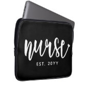 Custom Nurse Est Typografy Nurse RN Abschluss Laptopschutzhülle (Vorne Rechts)