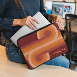 Custom Orange Dark Maroon Red Retro Art Muster Laptopschutzhülle<br><div class="desc">Schöne moderne rote, dunkle und hellfarbene orangefarbene geometrische Kreise und Linien Muster auf einem Maronhintergrund. Mit Raum zum Anpassen oder Personalisieren mit einem Namen, Monogramm oder Initialen Ihrer Wahl. Verziertes, elegantes und funky Hipster Design für die künstlerisch künstlerische Mode Diva, beliebter angesagter Trendsetter, Vintages Retro, Jugendstil-Deko-Art Stil oder abstrakter grafischer...</div>