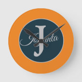 Custom  orange greay blue Monogram Elegant Runde Wanduhr (Vorderseite)