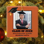 Custom Orange Senior Abschluss Foto 2023 Keramikornament<br><div class="desc">Dieses maßgeschneiderte Orangenstudium Weihnachtsschmuck zeigt Ihr Abschluss-Foto unter einem schwarzen Graduierdeckel. Personalisieren Sie Ihre Unterrichtszeit,  Schule und nennen Sie ein tolles Geschenk für einen geschlossen Schüler.</div>