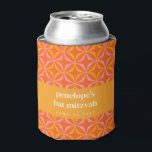 Custom Orange Yellow Retro Typografie Bat Mitzvah Dosenkühler<br><div class="desc">Fügen Sie Ihrem Bat Mitzvah-Fest eine Touch personalisierten Flairs hinzu, mit diesem stilvollen Gewohnheiten kann kühler. Mit einem lebhaften geometrischen Muster in warmen Orange- und Rosatönen ist dieser Kühl-Saal sowohl trendig als auch funktional, ideal, um coole Getränke während des Festes behalten. Passen Sie mit dem Namen und dem Veranstaltungsdatum der...</div>