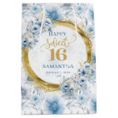 Custom Pastel Blue Sweet 16 Gold Glitzer Geschenkt Mittlere Geschenktüte (Vorderseite)