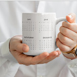 Custom Pastel Mint 2025 Calendar Elegant Jumbo-Tasse<br><div class="desc">Umgestalten Sie Ihren Arbeitsbereich mit diesem speziellen pastellfarbenen Minze 2025 Kalendermauspad, das Eleganz und Praxisnähe vereint. Der weiche, pastellfarbene Hintergrund und das elegante, ganzjährige Kalenderdesign verleihen Ihrem Schreibtisch eine Touch von Eleganz. Das Mousepad eignet sich hervorragend zum behalt von Daten in Reichweite und sorgt mit seiner optimierten Oberfläche für eine...</div>