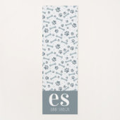 Custom Paw Prints Gray Monogram Yogamatte (Vorderseite)