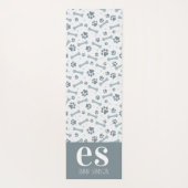 Custom Paw Prints Gray Monogram Yogamatte (Rückseite)