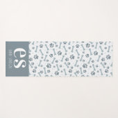 Custom Paw Prints Gray Monogram Yogamatte (Vorderseite (Horizontal))