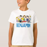 Custom Peanuts | Charlie Brown und Gang Birthday T-Shirt<br><div class="desc">Feiern Sie stilvoll mit den Custom Peanuts Charlie Brown und Gang Birthday T - Shirt! Mit der beliebten Peanuts-Bande Charlie Brown, Snoopy, Lucy, Linus und vielem mehr vereint dieses spielerische Design den nostalgischen Charme des ikonischen Comic. Das lebendige und fröhliche Kunstwerk zum Thema "Peanuts" verleiht der Feier eine fröhliche und...</div>