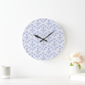 Custom Periwinkle Blue on White Decoration Floral Große Wanduhr (Zuhause)