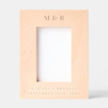 Custom Personalisiert Wedelcouple Monogram Foto Geätzte Rahmen<br><div class="desc">Ein moderner geätzter Rahmen,  der auf Ihre Monogramm-Namen Initialen und das Hochzeitdatum personalisiert werden kann. Ein einfaches und dennoch modernes Skript-Design,  das als Hochzeitsgeschenke,  Haushaltsgeschenke,  Brautparty Geschenk oder Wohngestaltung verwendet werden kann. Ein minimalistisch geätztes Rahmendesign perfekt für jeden Anlass.</div>