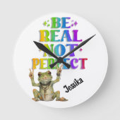 Custom Personalize Positive boho frog Hippie Runde Wanduhr (Vorderseite)