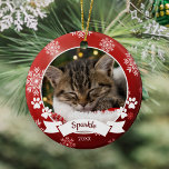 Custom Pet Cat Foto Paw Prints Red Christmas Keramik Ornament<br><div class="desc">Dieses personalisierte Katzenschmuck hat ein leicht zu bedienendes Fotomodell,  den Namen Ihres Haustieres in einem Knochen,  mit Pfotenabzügen auf der Seite und einem roten Hintergrund mit Schneeflocken.</div>