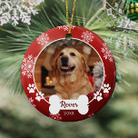 Custom Pet Hund Foto Paw Prints Red Christmas Keramik Ornament<br><div class="desc">Dieses personalisierte Foto Weihnachtsschmuck hat eine leicht zu bedienende Fotovorlage,  den Namen Ihres Haustieres in einem Knochen,  mit Pfotendrucken auf der Seite und einem roten Hintergrund mit Schneeflocken verziert.</div>