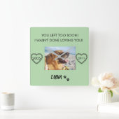 Custom Pet Tribute with Dates and Paw Prints Quadratische Wanduhr (Zuhause)