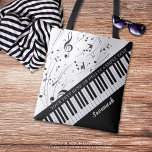 Custom Piano Musiknoten Skriptname Schwarz-weiß Tasche<br><div class="desc">Personalisierte moderne, stilvolle Tasche mit Klaviertastatur und Musiknoten in Ihrer Farbauswahl, um den weißen Hintergrund zu ersetzen. Personalisieren Sie Ihre Schriftart mit einem Namen oder Monogramm und/oder einem anderen Text in Ihrem Stil, Ihrer Farbe und Größe. Die Probe wird schwarz und weiß angezeigt. Das Design ist auf beiden Seiten dupliziert....</div>