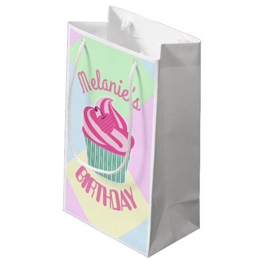 Custom Pink Birthday Cupcake Personalisiert Kleine Geschenktüte (Rückseite Schrägansicht)