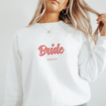 Custom Pink 'Bride' Bachelorette Brautparty Sweatshirt<br><div class="desc">Custom Pink 'Bride' Bachelorette Brautparty Sweatshirt. Dieses minimalistische und elegante Bridal Sweatshirt mit dem Namen der Braut unter "Braut" in rosa Schriftzeichen personalisieren. Ein perfektes Objekt für einen Junggeselinnen-Abschied oder ein Brautparty.</div>