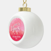 Custom Pink Snowy Forest Frohe Weihnachten Keramik Kugel-Ornament (Rechts)