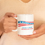 Custom Political Campaign American Flag Election Kaffeetasse<br><div class="desc">Passen Sie Ihre eigene Tasse für die Wahlkampffinanzierung an,  indem Sie Ihren eigenen Namen oder einen anderen Politiker unter diesen US Flagge in Rot,  Weiß und Blau hinzufügen. Fügen Sie einen individuelle Name für den amerikanischen Präsidenten im Jahr 2024 oder ein anderes politisches Büro in den USA.</div>
