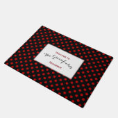Custom Polka Dot Red Black Background Fußmatte (Schrägansicht)