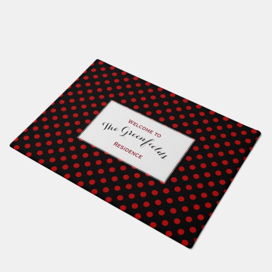 Custom Polka Dot Red Black Background Fußmatte (Schrägansicht)