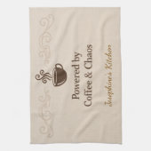 Custom Powered By Coffee Chaos Cup Elegant Trendy Geschirrtuch (Vertikal)