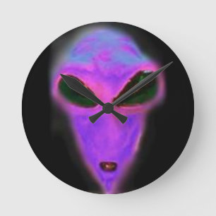 custom purple alien head area 51 runde wanduhr