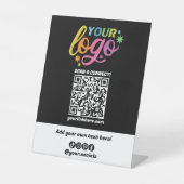 Custom QR Code Logo Socials Schwarz-weiß Rainbow Sockelschild (Vorderseite)