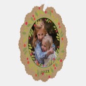 Custom Red Berries Green Blätter Kranz Ornament Karte (Rechts)