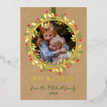 Custom Red Berries Green Blätter Wreath Gold Folien Feiertagskarte<br><div class="desc">Moderne Weihnachtsfeiertagskarte mit orangefarbenen und rosafarbenen Beeren, hellgrüne Kränze-Blätter auf einem rustikalen Imitat braunes Kraftpapier-Textur, mit echter Goldfolie LIEBE JOY CHEER Wunschtext. Mit Option und Raum, um den Text, Familienname und Jahresdatum, und fügen Sie ein persönliches Foto Ihrer Wahl auf der Vorderseite, und eine anpassbare Saison Grußmeldung auf der Rückseite...</div>