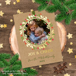 Custom Red Berries Green Blätter Wreath Gold Folien Feiertagspostkarte<br><div class="desc">Moderne Weihnachtsfeiertagskarte mit orangefarbenen und rosa roten Beeren, hellgrüne und dunkelgrüne Kränze-Blätter auf einem rustikalen Imitat braunes Kraftpapier Textur, mit echter Rose Goldfolie LIEBE JOY CHEER Wunschtext. Mit Option und Raum, um den Text, Familienname und Jahresdatum, und fügen Sie ein persönliches Foto Ihrer Wahl auf der Vorderseite, und eine anpassbare...</div>
