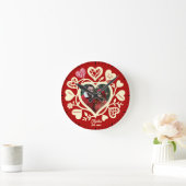 Custom Red Cream Photo Heart Clock Runde Wanduhr (Zuhause)