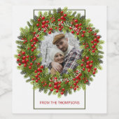 Custom Red Holries Green Pine Needles Wreath Weinetikett (Einzelnes Label)