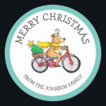 Custom Reindeer Christmas Runder Aufkleber<br><div class="desc">Personalisieren Sie diesen niedlichen Weihnachtsaufkleber mit Ihrem Familiennamen und dekorieren Sie Ihre Geschenke mit diesem niedlichen Rentier auf einem Fahrrad.</div>