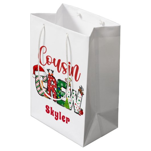 Custom Retro Cousin Crew Weihnachtsduodle Mittlere Geschenktüte (Rückseite Schrägansicht)