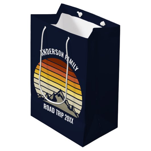 Custom Retro Sunset Mountain Navy Blue Mittlere Geschenktüte (Vorderseite Schrägansicht)