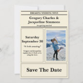 Custom Retro Wedding Newspaper Foto Save the Date Einladung (Vorderseite)