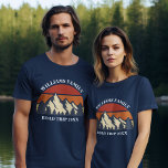 Custom Road Trip Mountain Sunset Family Wiedersehe T-Shirt<br><div class="desc">Dieser coole Retro-Sonnenuntergang über Felsgebirgen in der Natur macht ein großartiges Bild für ein Set von maßgeschneiderten T - Shirt für einen Familienurlaub, eine Wiedersehen, eine Fahrt oder einen Sommerurlaub. Gedenken Sie Ihre Ferienwoche mit passenden T-Shirts für Mama, Papa, Bruder und Schwester. Fügen Sie einfach Ihren eigenen Nachnamen und das...</div>