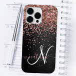 Custom Rose Gold Glitzer Black Sparkone Monogram Case-Mate iPhone 14 Pro Max Hülle<br><div class="desc">Dieses elegante und trendige Handy-Case-Design mit hübscher Rose goldglänzenden Imitaten Glitzer auf schwarz gebürstetem metallischem Hintergrund.</div>