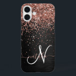 Custom Rose Gold Glitzer Black Sparkone Monogram iPhone 16 Plus Hülle<br><div class="desc">Dieses elegante und stilvolle Handy-Gehäuse mit hübschem vergoldetem Glitzer aus Rose auf schwarz gebürstetem metallischem Hintergrund ist einfach zu personalisieren.</div>