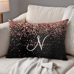 Custom Rose Gold Glitzer Black Sparkone Monogram Dekokissen<br><div class="desc">Dieses angesagte,  elegante Kissendesign mit hübschem vergoldetem Glitzer aus der Rose auf schwarz gebürstetem metallischem Hintergrund ist einfach zu personalisieren.</div>